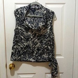 Banana Republic ladies sleeveless blouse size large black and white floral print